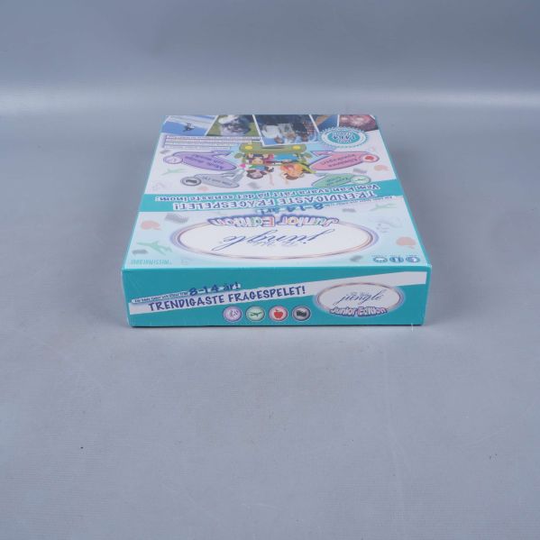 Spelets ovansida med titel och dekorativa detaljer