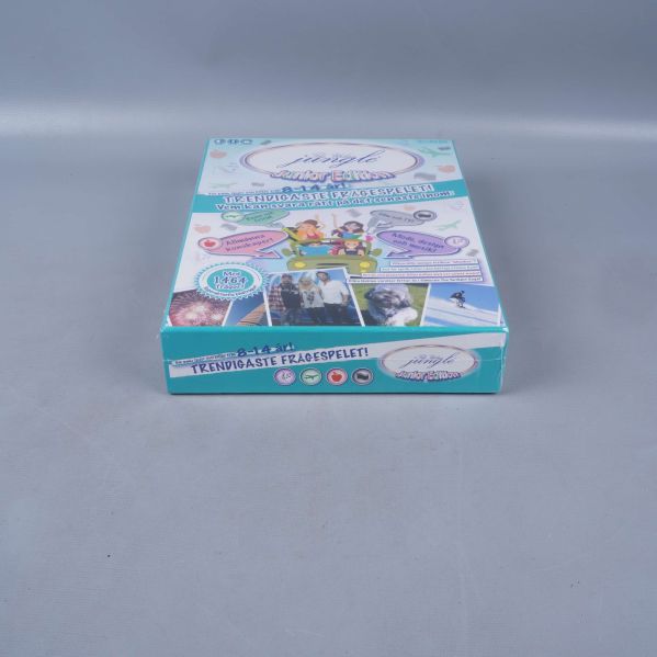 Nedre sidan av spelasken med text och motiv