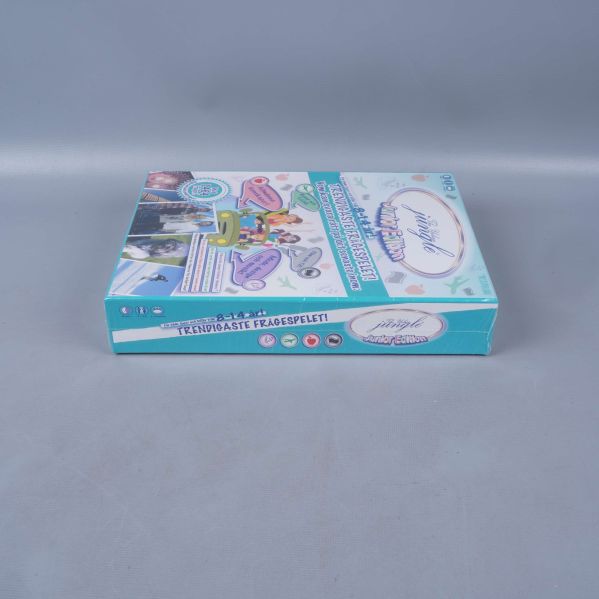 Vänstersidan av spelasken med färgglada inslag