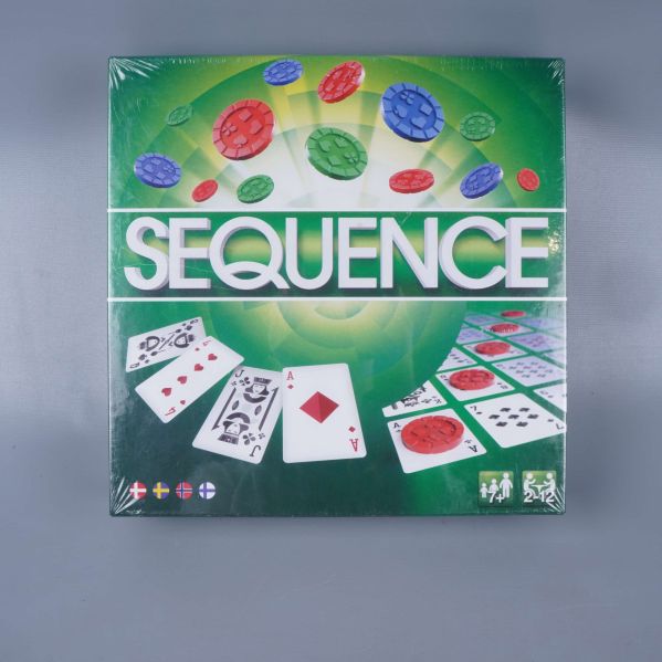Sequence-spel i grön förpackning med spelpjäs och kort