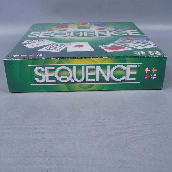 Sequence-spel låda sett framifrån liggande