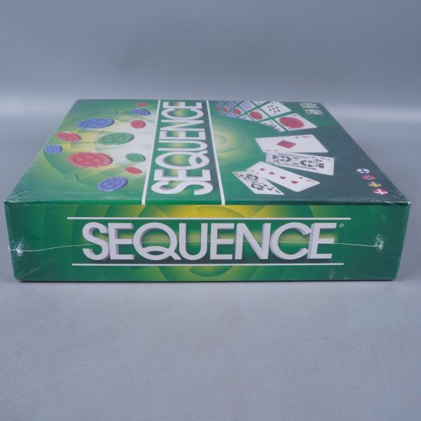 Sidovy av Sequence-spel låda med logotyp