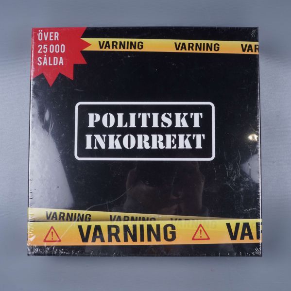 Framsida av låda med texten Politiskt Inkorrekt och varningsband