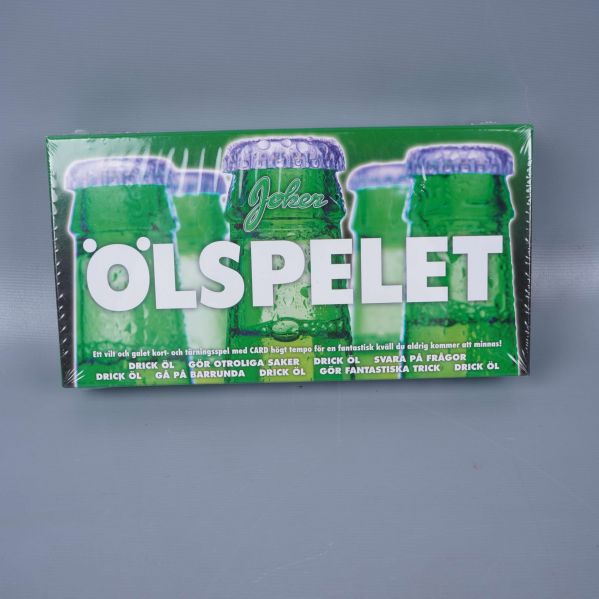 Ölspelets framsida med flaskmotiv och stor text