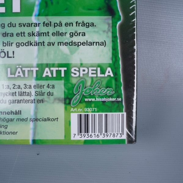 Närbild på hörn med jokerlogotyp och streckkod