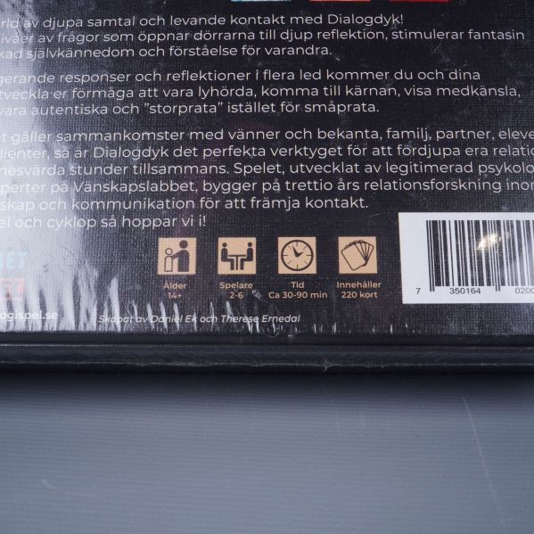 Närbild på symboler och text på baksidan av spelet