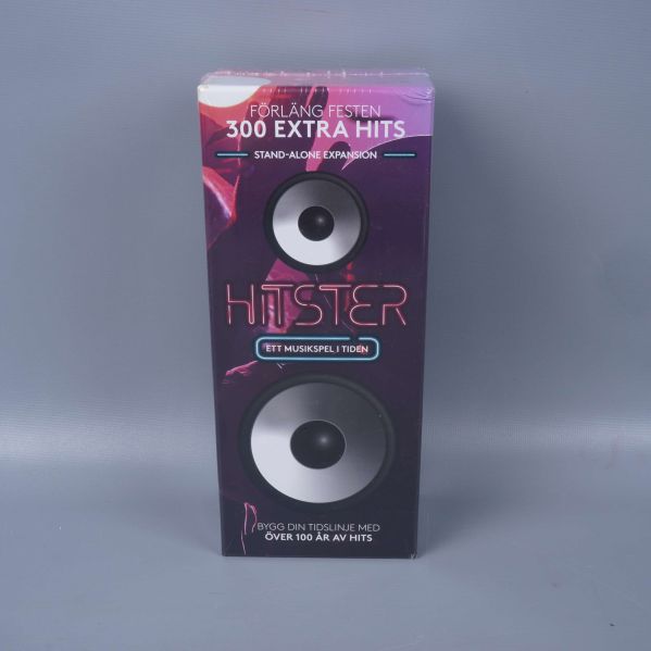 Framsida på Hitster 300 extra hits spelkartong med högtalarmotiv