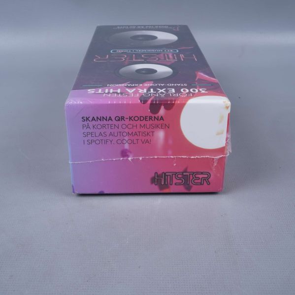 Ovansida av Hitster 300 extra hits kartong med QR-kodtext