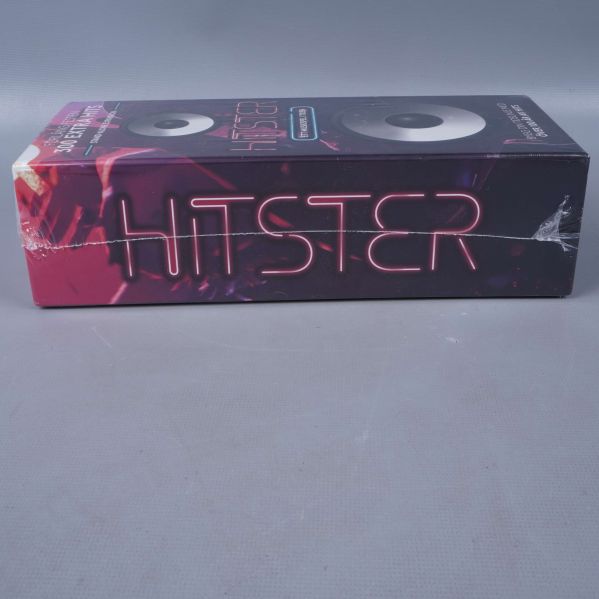 Långsida med Hitster logotyp i neonstil