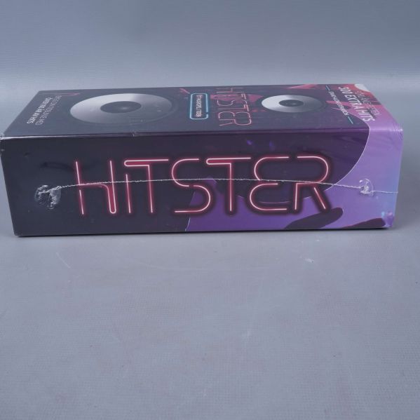 Andra långsidan av Hitster kartong med logotyp