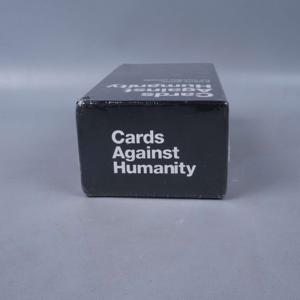 Kortända av boxen med Cards Against Humanity-logotyp