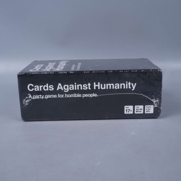 Långsida på spelet med Cards Against Humanity-tryck och åldersmärkning