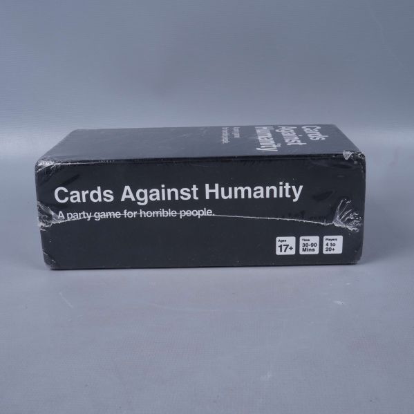 Långsida av boxen med Cards Against Humanity och ålder