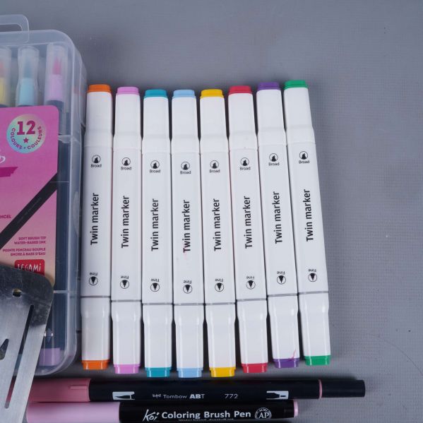 Uppradade Twin Marker pennor i vitt med färgkodade lock