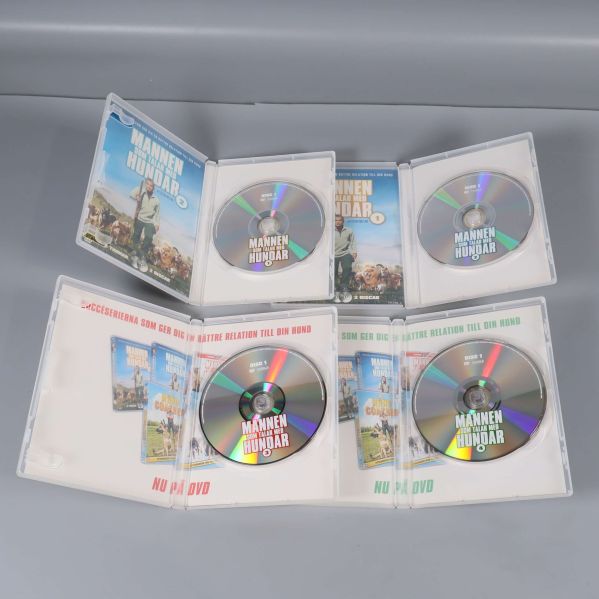 Öppna DVD-fodral visar skivor för Mannen som talar med hundar