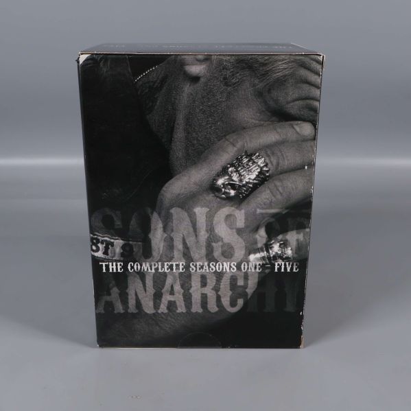Sons of Anarchy dvd-box med svartvit framsida och text