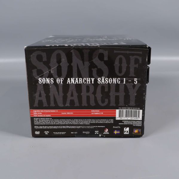 Baksidan på Sons of Anarchy dvd-boxen med text och information