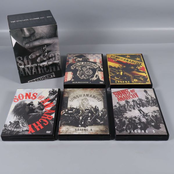 Alla fem dvd-fodral och box utspridda på bordet