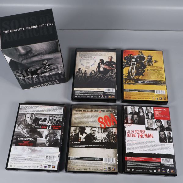 Baksidor av samtliga fodral synliga med text och bilder