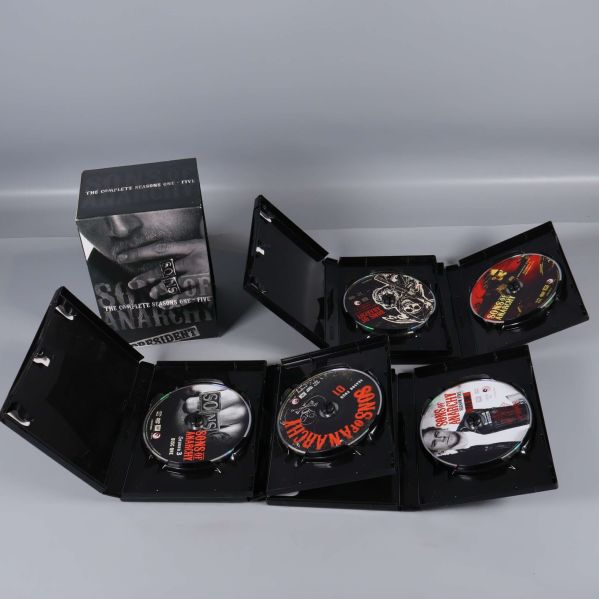 Alla fodral uppslagna med dvd-skivor inuti