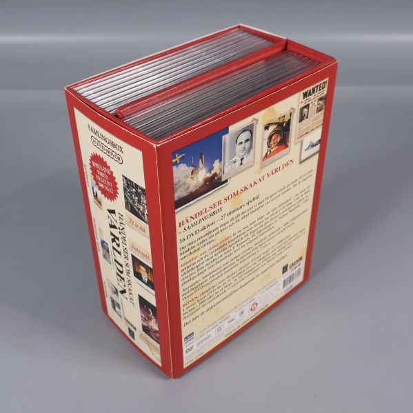 DVD-boxen visad från sidan med flera skivfodral och baksidestext
