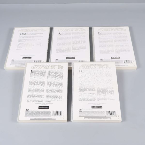 Baksidorna på fem olika DVD-fodral med beskrivande text