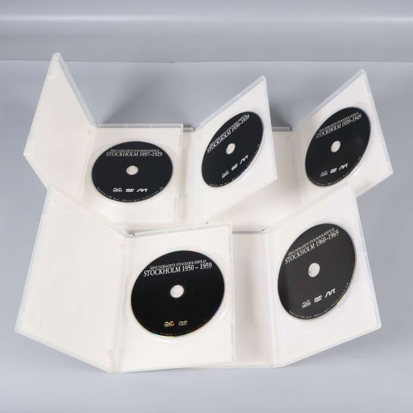 Alla fem DVD-fodral öppnade med DVD-skivor på insidan