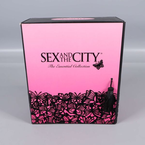 Framsidan av rosa Sex and the City boxset med fjärilsmönster