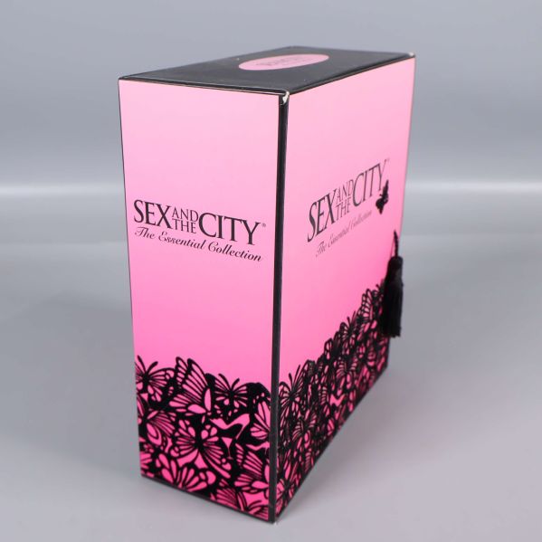 Sex and the City boxset visat från sidan i rosa toner