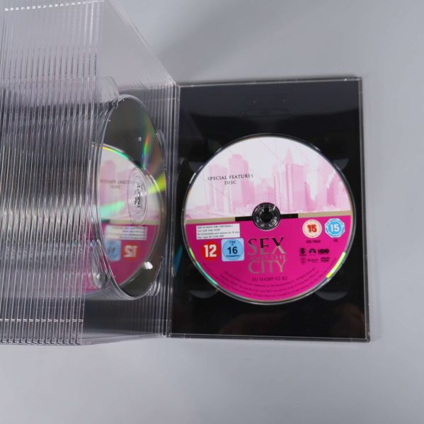 Närbild på Sex and the City DVD-skiva med motiv och åldersmärkning