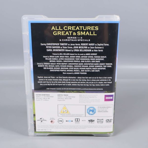 Baksida av DVD-boxen med information och medverkande