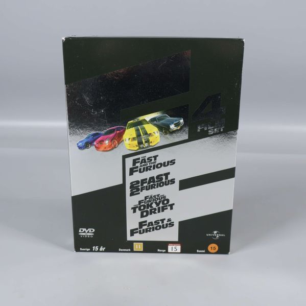 Fast & Furious 4-disc DVD-box med bilar och filmskyltar på framsidan