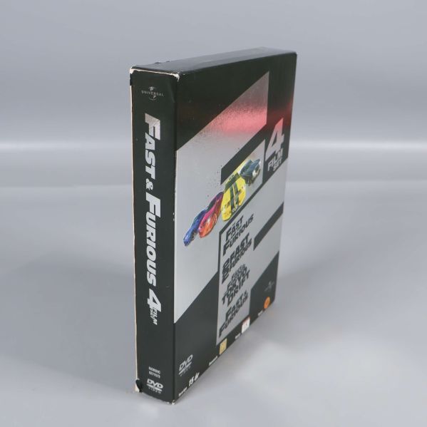 Fast & Furious 4-disc DVD-box visad från sidan med logotyp och design