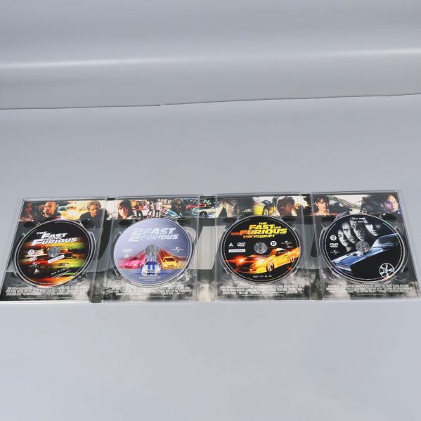 Fyra Fast & Furious DVD-skivor organiserade i öppet fodral