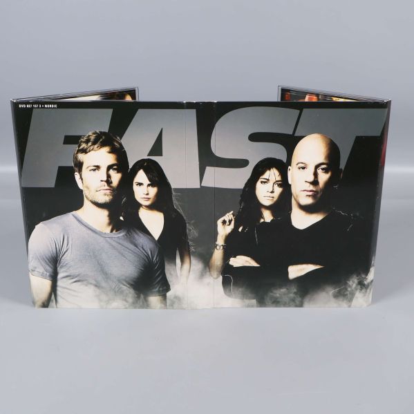 Insida av DVD-box med filmkaraktärer från Fast & Furious