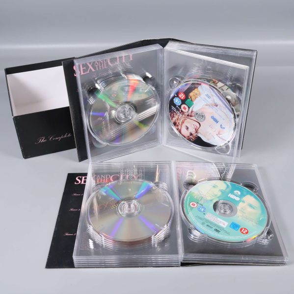Alla DVD-skivor utlagda framför Sex and the City-boxen