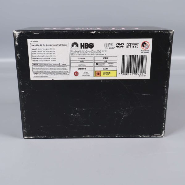 DVD-boxens baksida med märkning och slitage