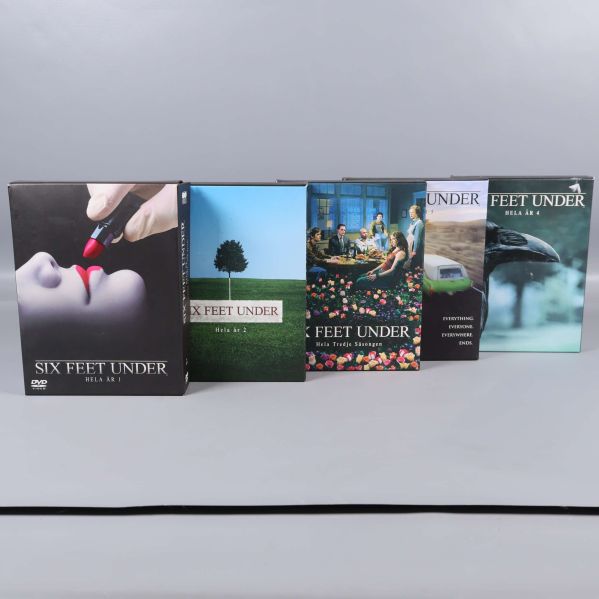 Framsida av alla fem Six Feet Under-DVD-fodral uppradade