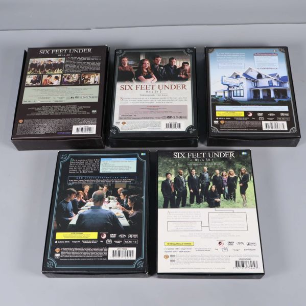 Baksida på alla fem DVD-fodral med texter och bilder