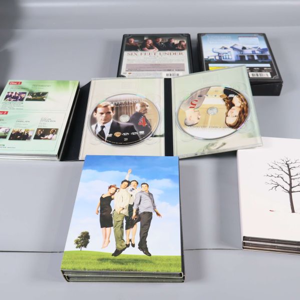 Öppna DVD-fodral med synliga skivor och inlagor