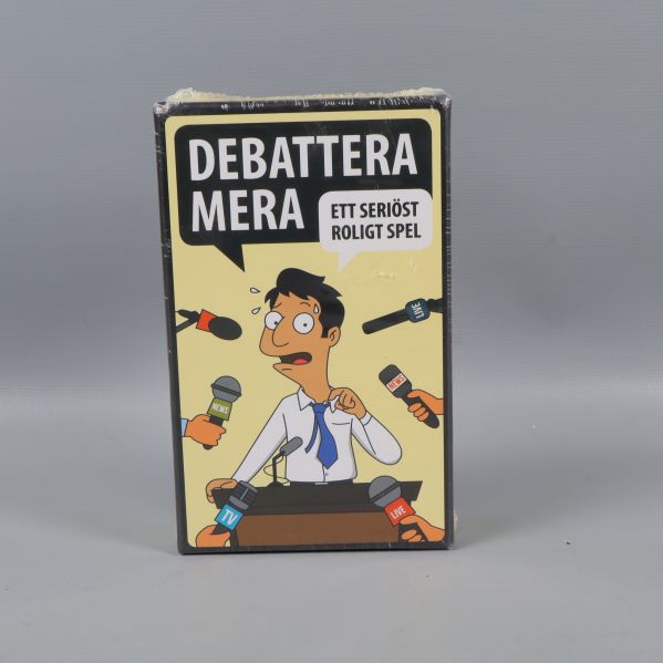Framsidan av Debattera mera med mikrofoner och orolig karaktär
