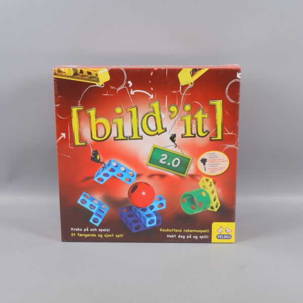 Framsidan av Bild'it 2.0 spelask med färgglada byggbitar och röd bakgrund