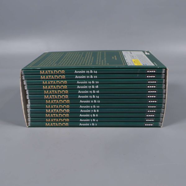Sidor av Matador dvd-box, visar individuella fodral