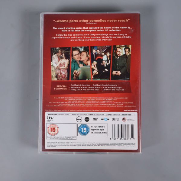 Baksidan av Cold Feet DVD-box med text och bilder