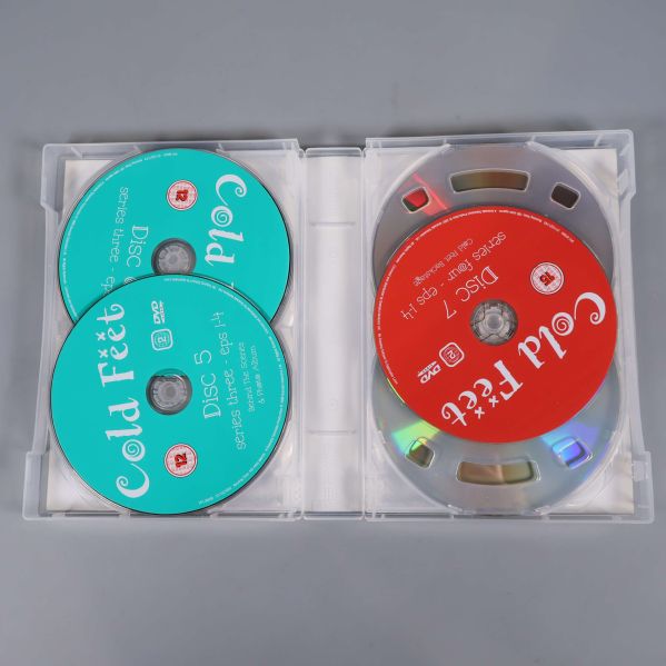 Närbild på två turkosa och två röda skivor i Cold Feet-boxen