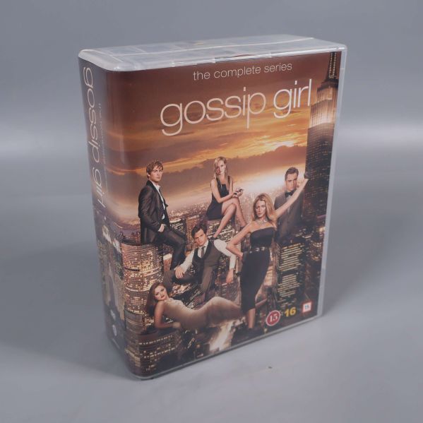 Framsidan av Gossip Girl komplett DVD-seriebox med skådespelare