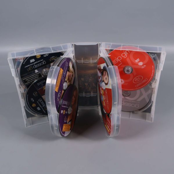 Stående öppnad DVD-box med Gossip Girl-skivor synliga från två sidor