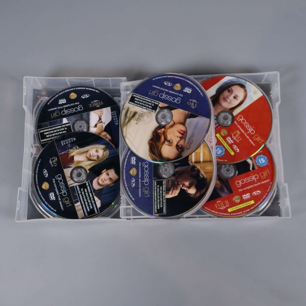 Liggs pol DVD-box med sex Gossip Girl-skivor synliga i förvaringen