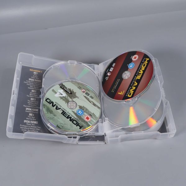 Insidan av DVD-boxen med flera Homeland-skivor