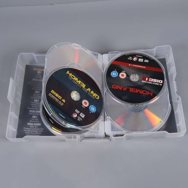 Öppnad DVD-box som visar ytterligare Homeland-skivor
